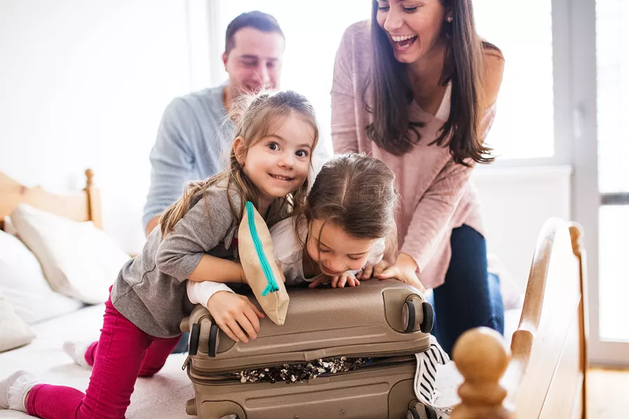 Familie pakt koffer in voor vakantie